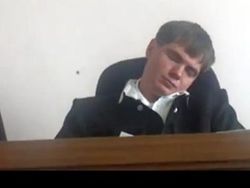 Видео спящего судьи в YouTube возмутило адвоката и повеселило соцсети