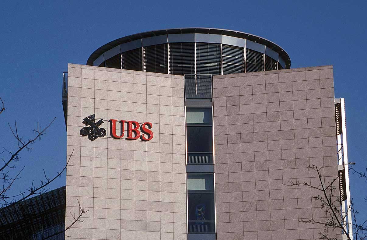 Франция запросила данные 45 тысяч вкладчиков швейцарского банка UBS