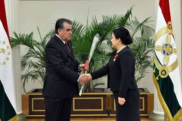 Rahmon_vruchaet_docheri_orden_sharaf.jpg