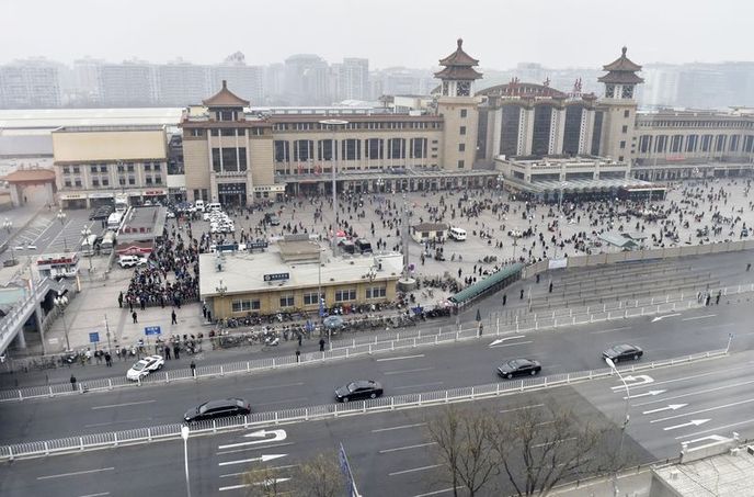 Кортеж Ким Чен Ына возле железнодорожного вокзала в Пекине 