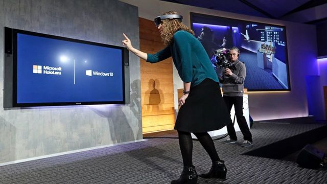 ap_microsoft_hololens_demo_2_jc_150121_1