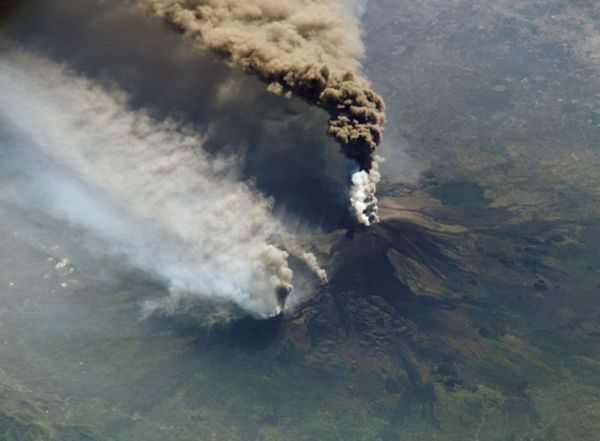 800px-Etna_eruption_seen_from_the_Intern