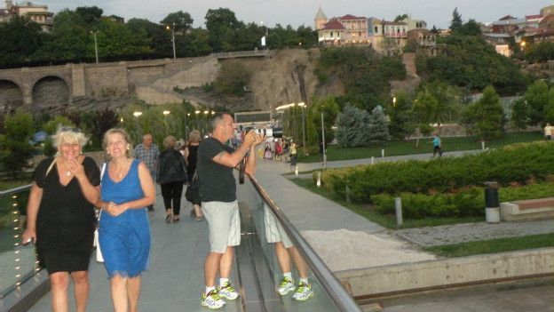 150910103149_tourists_in_central_tbilisi