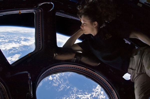 Earthgazing_in_Cupola.jpg