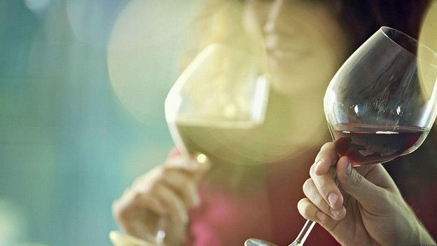 151029151138_wine_girl_glass_624x351_ist