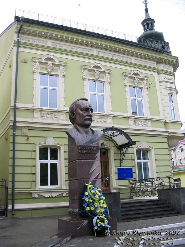 Памятник Вячеславу Чорновилу в Ивано-Франковске