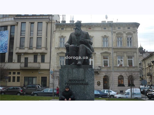 Памятник Михаилу Грушевскому во Львове