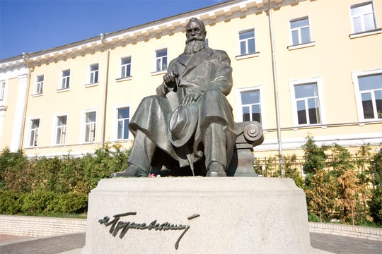 Памятник Михаилу Грушевскому в Киеве