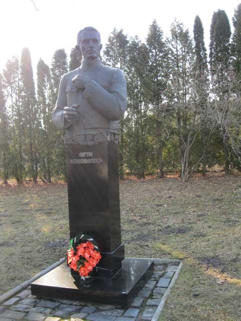 Памятник Евгению Коновальцу