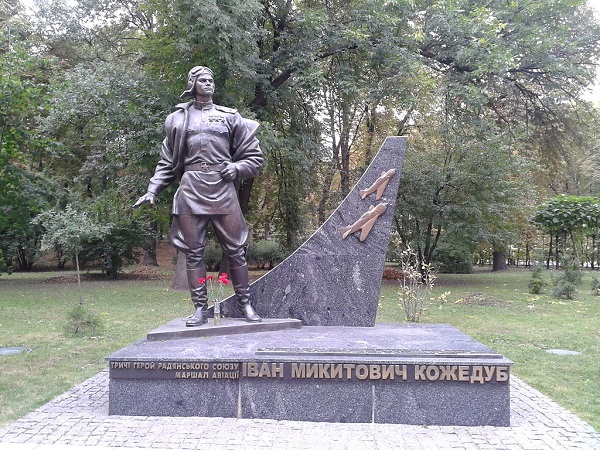 Памятник Ивану Кожедубу