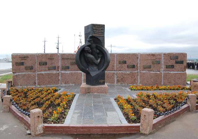 Памятник Александру Маринеско